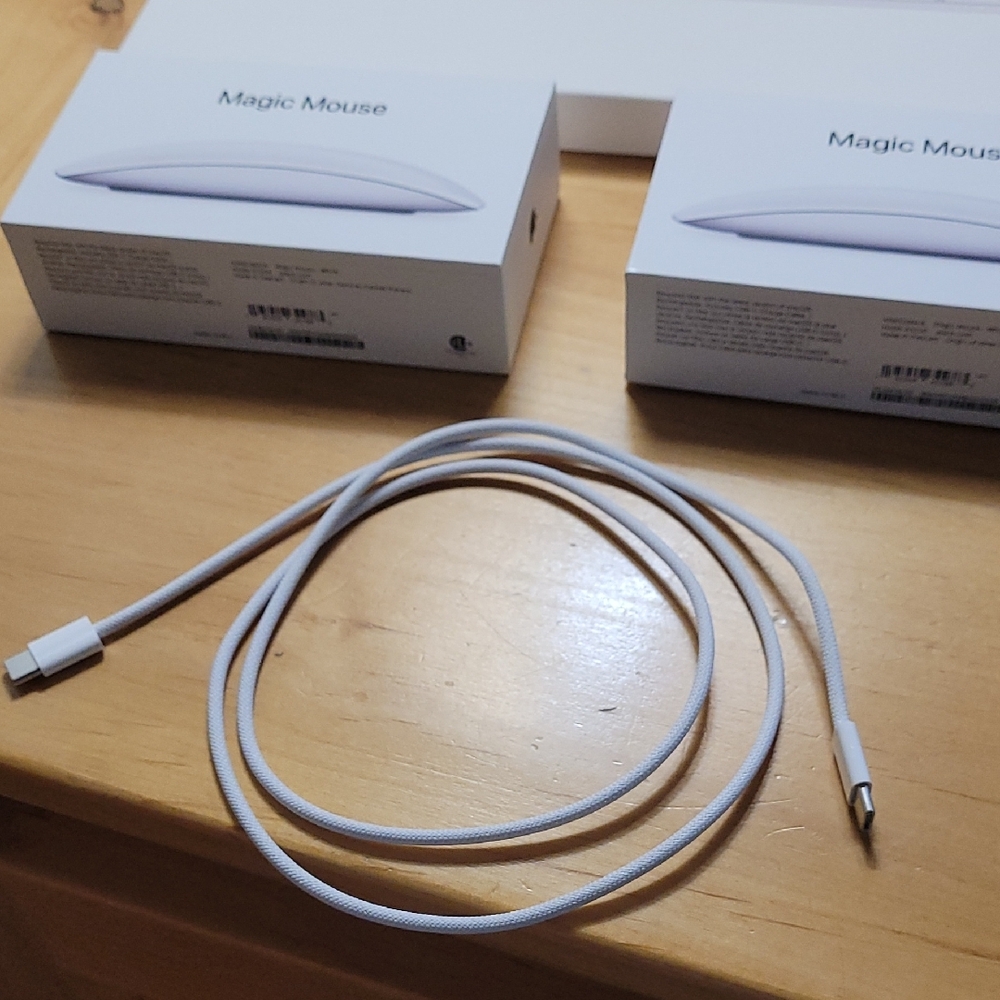 Apple Magic Mouse and Keyboard Bundle in White - Picture 2 of 4